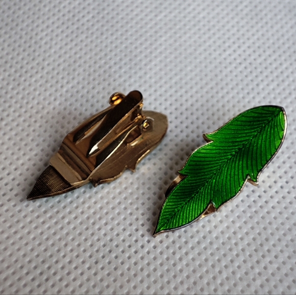 Green High Quality Vintage Clip Enamel Earrings Gold Tone Leaves EUC Unsigned - Picture 4 of 7